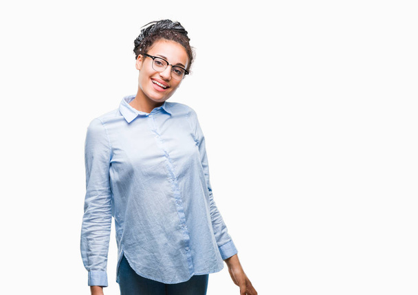 Jeune fille d'affaires afro-américaine cheveux tressés portant des lunettes sur fond isolé avec un sourire heureux et cool sur le visage. Personne chanceuse
. - Photo, image