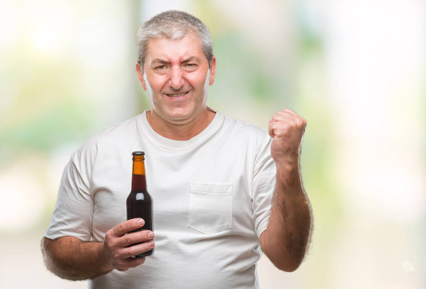 Przystojny mężczyzna senior butelka piwa na na białym tle krzyk dumny i świętuje zwycięstwo i sukces bardzo podekscytowany, doping emocji - Zdjęcie, obraz