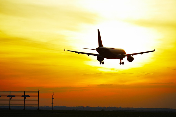 Aeroporto ao pôr-do-sol
 - Foto, Imagem