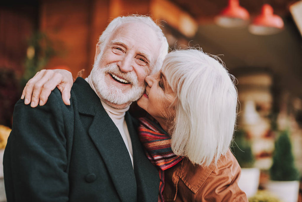 Beautiful elderly couple expressing their love on the street - Valokuva, kuva