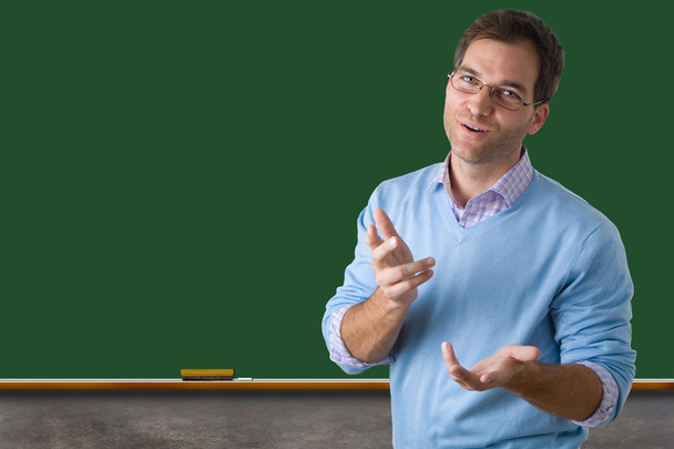 Вчитель перед порожньою зеленою дошкою крейди
 - Фото, зображення