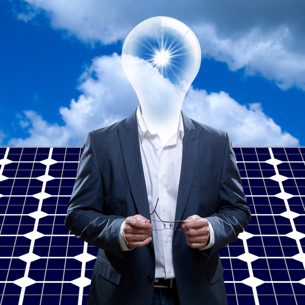 Ideengeber vor einem Solarpanel - Foto, Bild