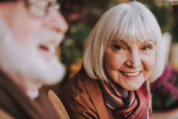 Femme âgée se sentant joie tout en passant du temps avec son mari
 - Photo, image