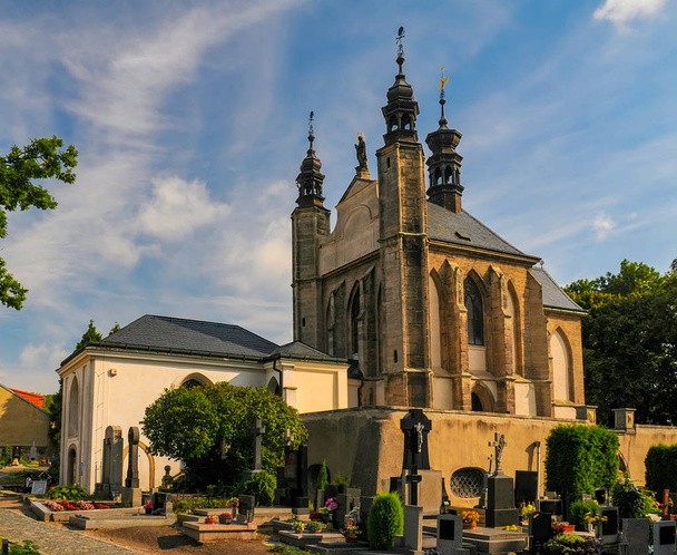 Buitenkant van het ossuarium van Sedlec (Kostnice Sedlec) in Kutna Hora, Tsjechië op zonnige zomerdag. Wereld beroemde gotische kapel waarvan interieur is gedecoreerd met menselijke beenderen. - Foto, afbeelding