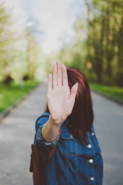 Dívka zastavil gesto proti Slunečné zelené přirozeného pozadí. Otevřené dlaně - Fotografie, Obrázek