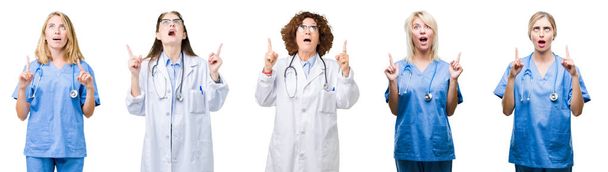 Κολάζ από ομάδα γυναικών επαγγελματία γιατρό πάνω από το λευκό φόντο απομονωμένες κατάπληκτος και έκπληκτος κοιτώντας ψηλά και δείχνοντας με τα δάχτυλα και υψωμένα χέρια. - Φωτογραφία, εικόνα
