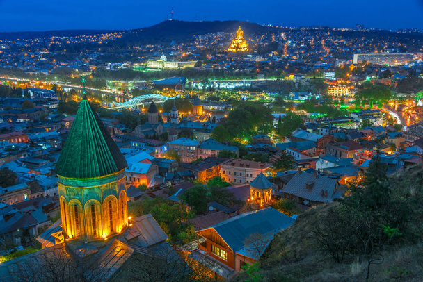 Vista panorâmica de Tbilisi, Geórgia após o pôr do sol - Foto, Imagem