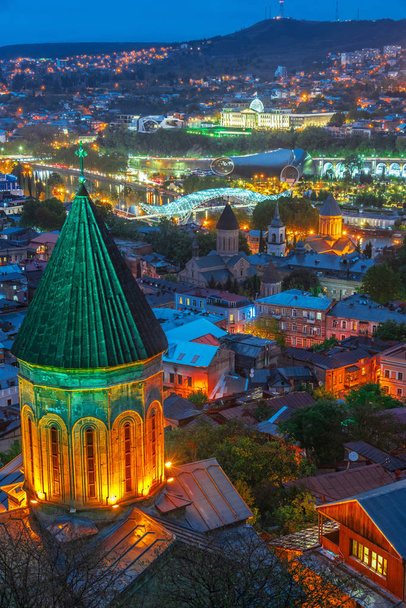 Blick auf Tiflis, Georgien nach Sonnenuntergang - Foto, Bild
