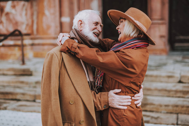 Happy senior couple hugging on the street - Foto, Bild