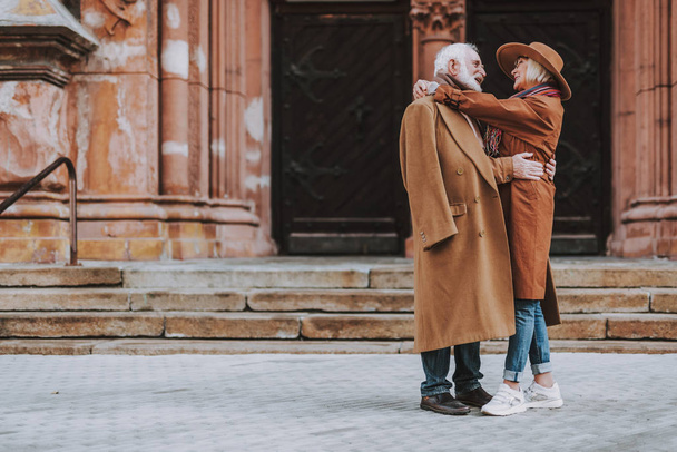 Beautiful senior couple hugging on the street - Foto, imagen