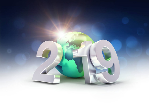 Το νέο έτος 2019 ασημένια αριθμό ημερομηνίας απαρτίζεται με ένα πράσινο πλανήτη γη, η οποία επικεντρώθηκε στην Ευρώπη και την Αφρική, ήλιος λάμπει πίσω - 3d απεικόνιση - Φωτογραφία, εικόνα