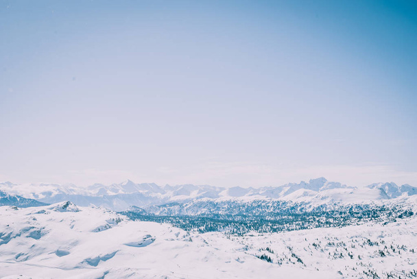 Paesaggio invernale innevato nelle Alpi austriache. Plateau coperto dalla luce del sole. Foresta e rocce sullo sfondo. Colori vintage
 - Foto, immagini