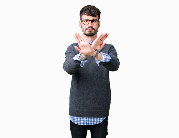 Jeune bel homme intelligent portant des lunettes sur fond isolé Expression de rejet croisant les bras et les paumes faisant signe négatif, visage en colère
 - Photo, image