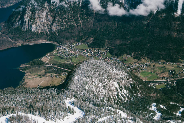 Vista de tirar o fôlego de uma encosta nevada íngreme acima da aldeia. Alpes austríacos. Bela paisagem de sonho
. - Foto, Imagem