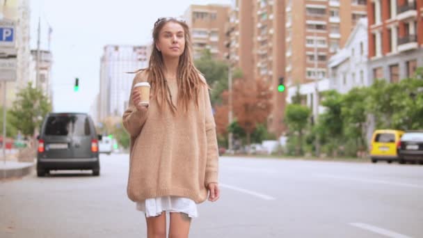 Hipster-Mädchen schlendern durch die Stadt - Filmmaterial, Video