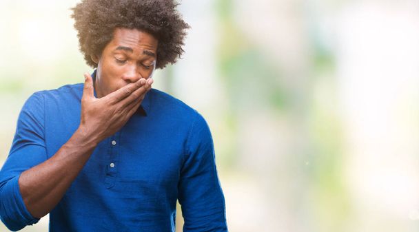 afroamerikanischer Mann über isoliertem Hintergrund gelangweilt gähnend müden Mund mit der Hand bedecken. Ruhelos und schläfrig. - Foto, Bild