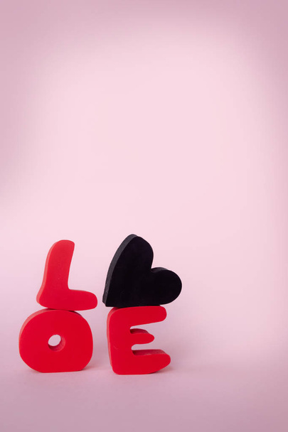 Láska slovo. Láska složení na růžovém pozadí - Fotografie, Obrázek