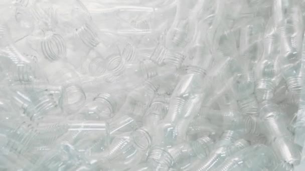 багато нових порожніх пластикових пляшок
 - Кадри, відео