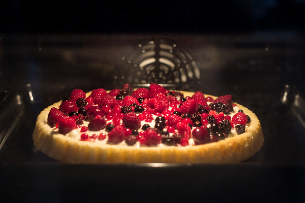 Домашний творожный пирог с лесными фруктами крупным планом
 - Фото, изображение