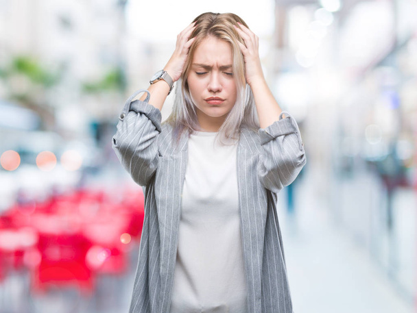 junge blonde Geschäftsfrau trägt Jacke über isoliertem Hintergrund und leidet unter Kopfschmerzen verzweifelt und gestresst, weil Schmerzen und Migräne. Hände auf den Kopf. - Foto, Bild