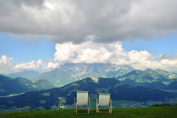 Bela vista da montanha Henne nos Alpes Austríacos e duas cadeiras lounge no Larchfilzkogelof gôndola elevador estação reserva natural lugar em Alpes, Fieberbrunn, Áustria
 - Foto, Imagem
