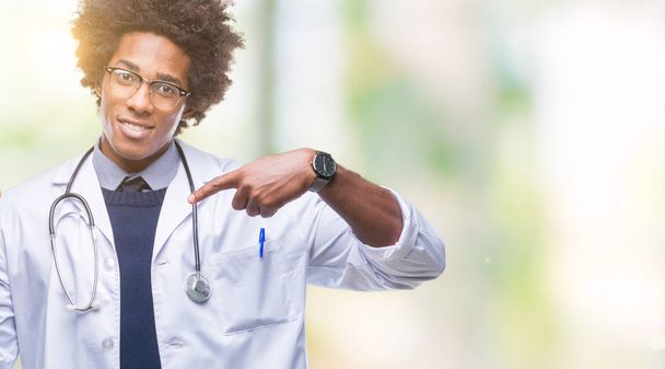 Афро-американських кардіолог лікаря man над ізольованих фон пальцем сюрприз обличчя вказувального до себе - Фото, зображення