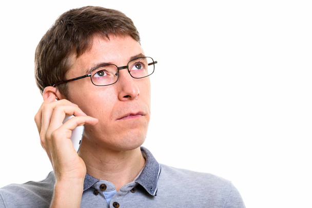 Primer plano del hombre hablando en el teléfono móvil mientras pensaba
 - Foto, imagen