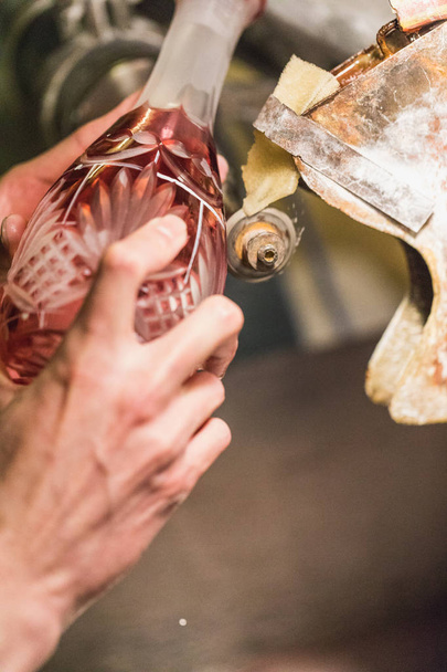 Közelkép az ember, csiszolás, vagy vágás egy színes üveg váza, Németország - Fotó, kép