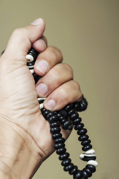 miesten kädet rukoilee pitäen rukousnauha
 - Valokuva, kuva