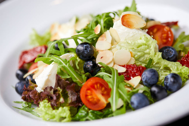 Salat mit Blaubeeren auf weißem Teller, Nahaufnahme  - Foto, Bild