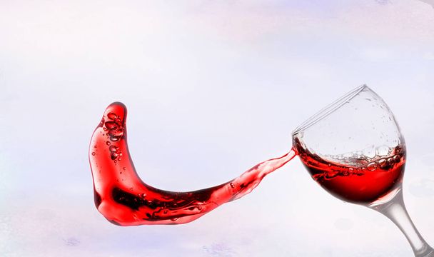 vin rouge éclaboussure de verre sur fond bokeh
 - Photo, image