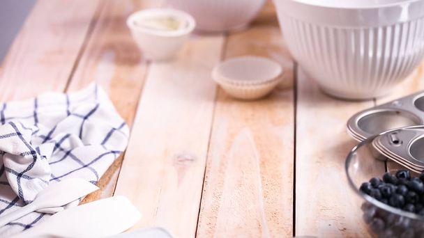 Mezclar los ingredientes en un tazón para muffins de arándanos
. - Foto, imagen