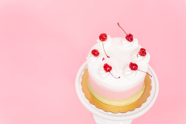 Gâteau d'anniversaire Spumoni sur fond rose
. - Photo, image