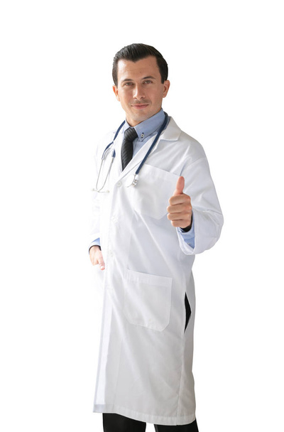 Orvos puffanással vágógörbét elszigetelt a fehér háttér feladom portréja - Fotó, kép