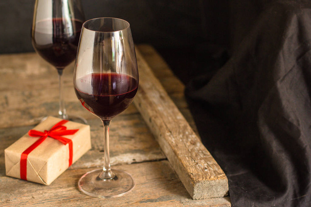 vino - vino rosso in un bicchiere trasparente su un tavolo di legno. Vista dall'alto. copia spazio
 - Foto, immagini