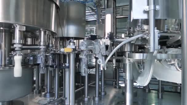 het vullen van melk in plastic flessen in de fabriek. apparatuur in de zuivelfabriek - Video