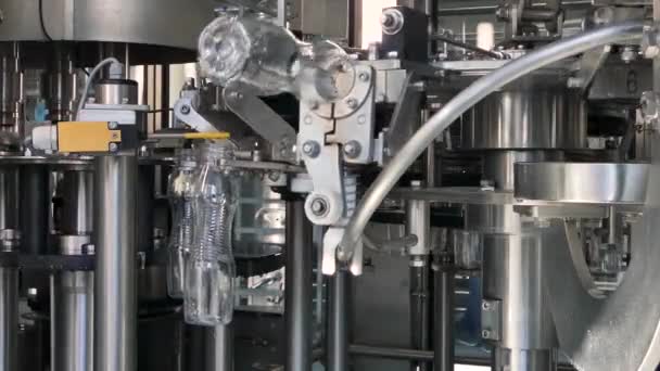 mosás műanyag palackok a gyárban. a tejipari üzemben berendezések - Felvétel, videó