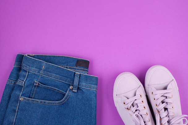 Moda blog veya dergi kavramı. Pembe kadın spor ayakkabı, pembe bir arka plan üzerinde kot pantolon. Alışveriş Satış için en az görüntü yatıyordu, en iyi görünüm düz ya da Bloglar moda. - Fotoğraf, Görsel