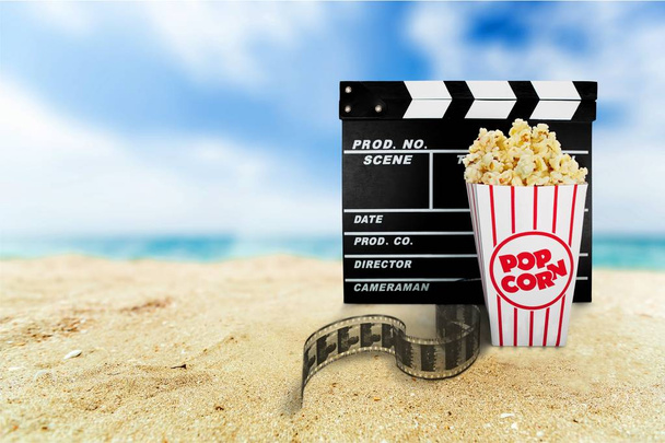 Film objecten ingesteld op het strand achtergrond  - Foto, afbeelding