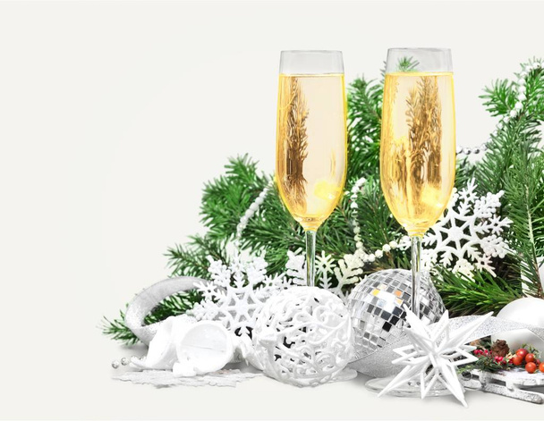 copas de champán y bolas de Navidad, concepto de celebración de Año Nuevo
 - Foto, imagen