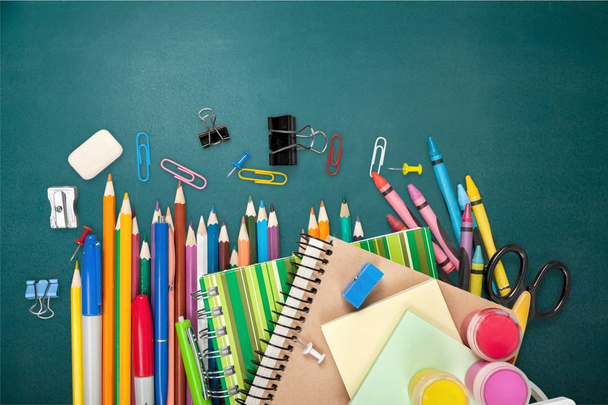 Composición colorida de papelería escolar, de vuelta a los antecedentes escolares - Foto, imagen