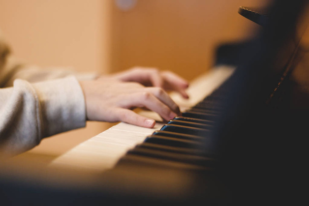 children's hands on the piano keys, rehearsal music, learning to play the piano. - Foto, Imagem