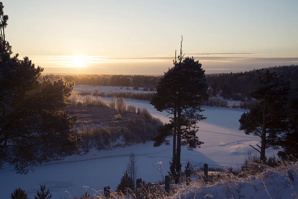 Beautiful view of the river, coast and forest in the winter at sunset. - Fotografie, Obrázek