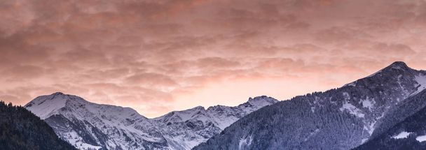 zimní horské krajiny panorama při západu slunce s barevné nebe - Fotografie, Obrázek