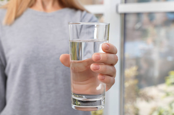 Woman holding glass of pure water, closeup - Foto, Imagen