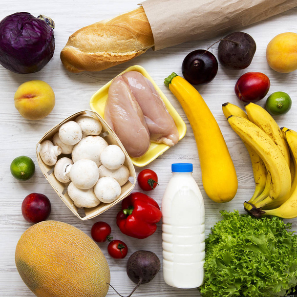 Σετ διάφορα υγιεινά τρόφιμα σε λευκή ξύλινη επιφάνεια, το top view. Μαγείρεμα τροφίμων φόντο. Έννοια της υγιεινής διατροφής. Κινηματογράφηση σε πρώτο πλάνο. - Φωτογραφία, εικόνα