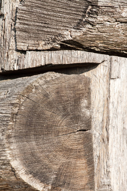 Az ezüst fából készült régi kerítéslécek a fekete háttér egy részlete - Fotó, kép