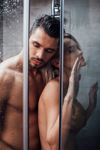 gyönyörű meztelen pár átfogó szenvedély és zuhanyozás együtt - Fotó, kép