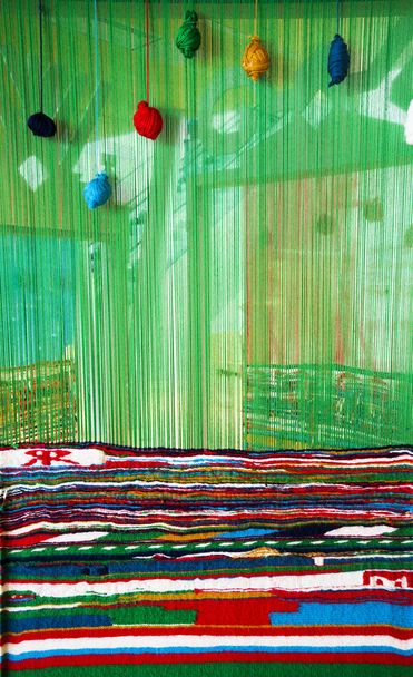 Tejer telar para alfombras, hilos de lana multicolores
. - Foto, Imagen