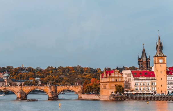 Hermosa vista de Praga en otoño - Foto, Imagen